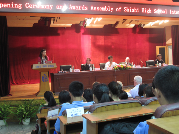 石室中学副校长、党委书记、国际课程中心主任韩晏主持大会