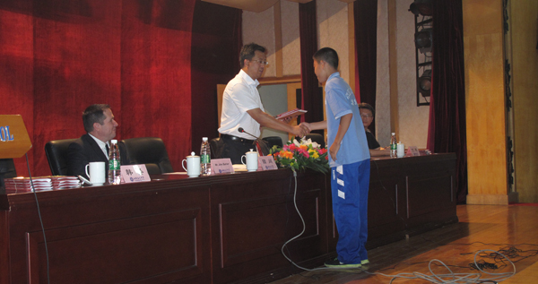 田间校长为获奖学生颁奖 