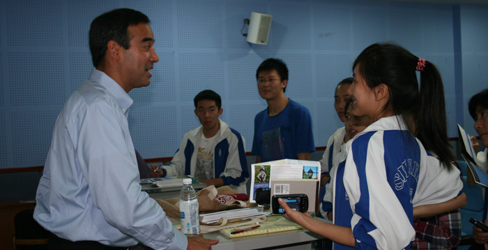 拉法耶特学院招生官 Gabay与学生们交谈甚欢 