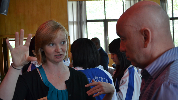 范德堡大学的Chapman女士与学术校长Andrew交流