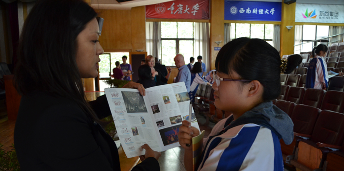 芝加哥大学的招生官Carol Lin女士与剑桥学子交流