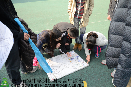 同学们认真地进行外币连线