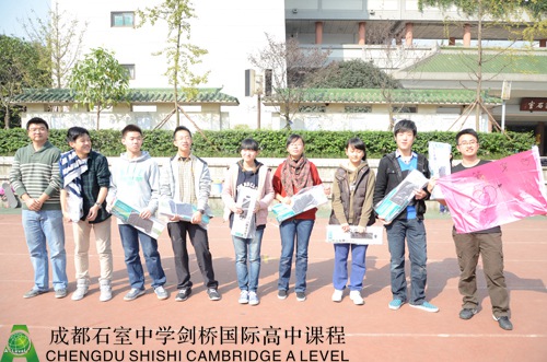 冠军“一箭穿心”队上台领奖