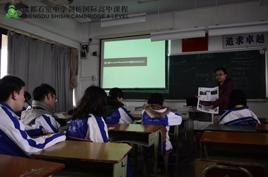 编辑部肖老师带领学生记者进行第三期《A-Level Newsletter》选题讨论与分工