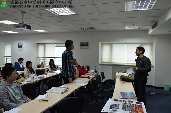 同学们现场向龙老师提问