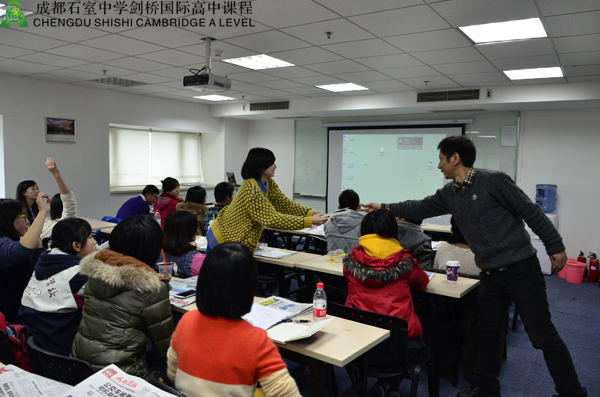 龙老师将自己的著作赠予学生记者