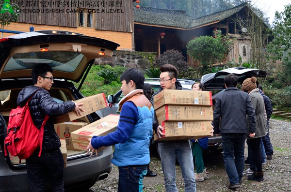 课程中心的老师、学生、爱心家长们下车后搬运物资