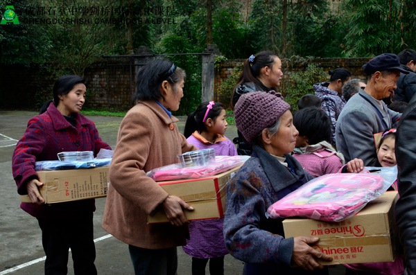 后盐村小学的学生和家长们收到我们发放的物资