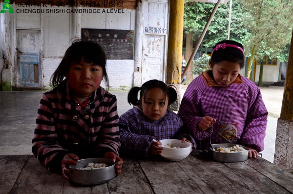 二两米、几勺素菜就是孩子们简单的午餐