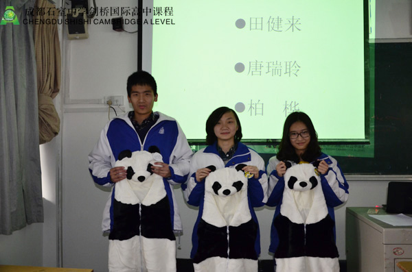 学期优秀学生记者田健来、唐瑞聆、柏桦