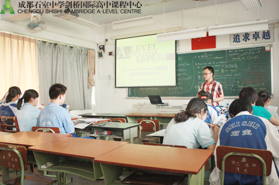 编辑部肖老师带领学生记者进行第五期选题分工与讨论