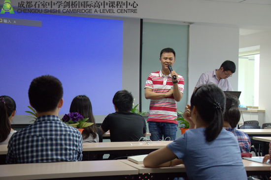 齐老师为学生们讲解传播学五W理论