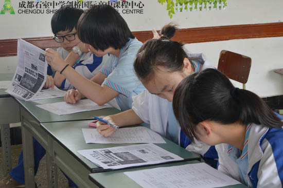 学生记者们讨论第六期《A-Level Newsletter》选题