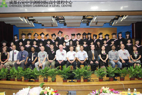 剑桥国际高中师生合影留念