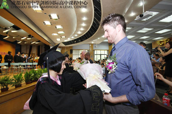 毕业生代表为老师献花表示感谢