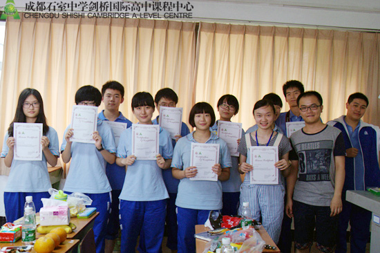 第一届学生记者合影留念