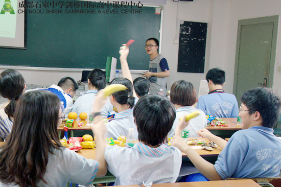 同学们高兴地唱起了歌曲《十年》