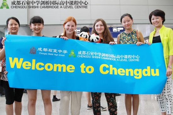 两位国际交流生与寄宿家庭妈妈们以及剑桥国际高中同学合影