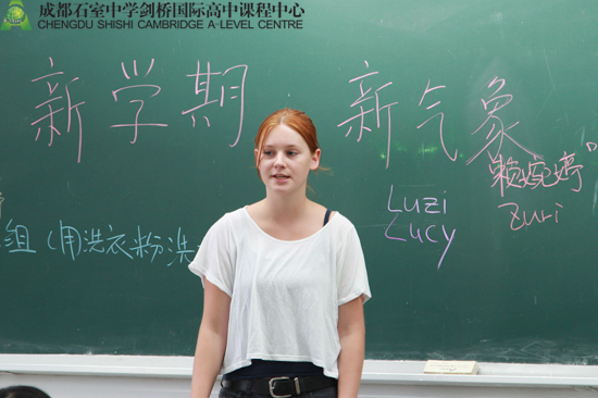 LUCY在向同学们做自我介绍