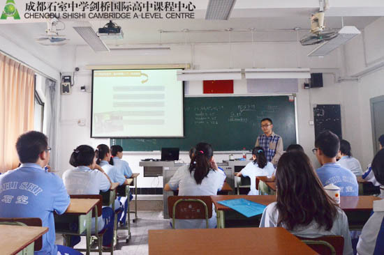 肖老师鼓励同学们不断追求、不停学习与创新