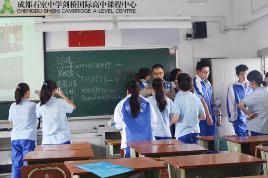 报名同学们询问考核流程、讨教采访经验