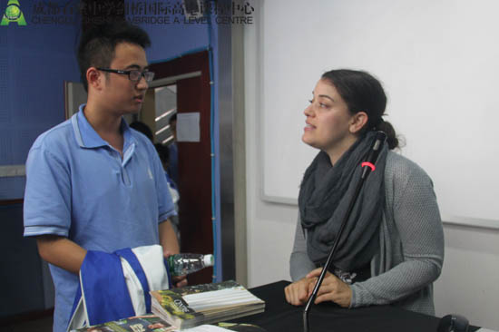 剑桥班学生与Sarah Miller交流