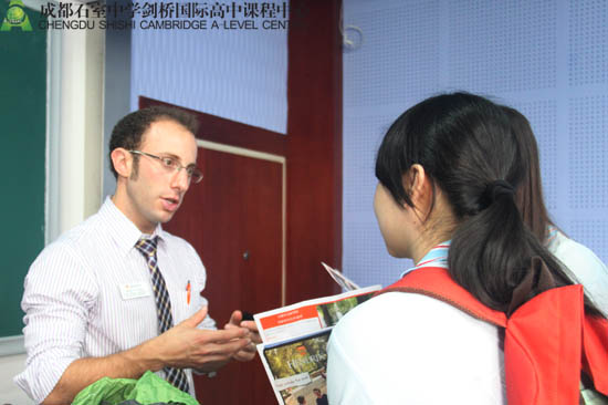 Michael Licatino为学生讲解汉德里克斯大学申请