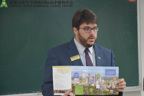 介绍该校的地理位置与发展历史