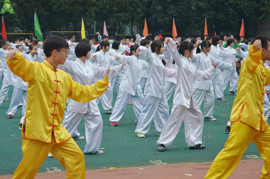 同学们精神饱满，动作整齐划一