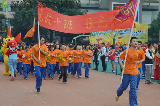 同学们高呼参赛口号入场