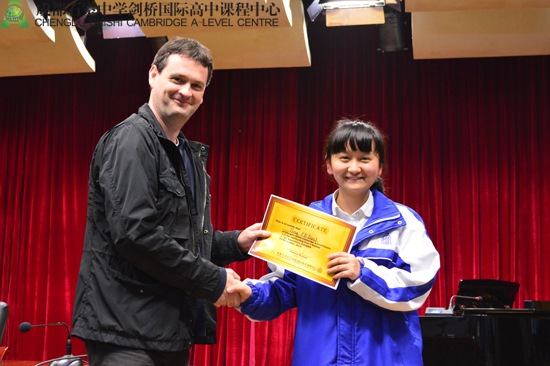 Helmut老师为同学颁奖