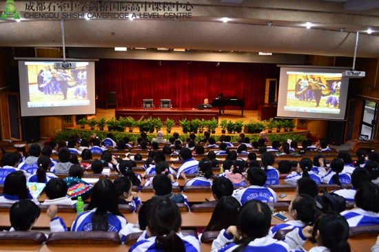 同学们饶有趣味的观看万圣节活动视频