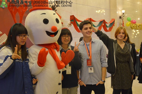 开场前，同学们与老师抢着与雪人合影