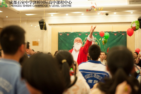 圣诞老人从后门偷袭