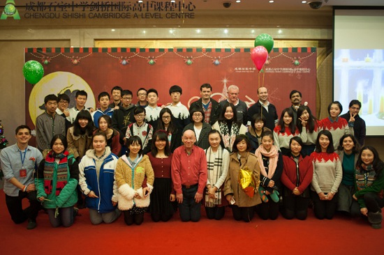 高三学生与外教们圣诞节合影留念 