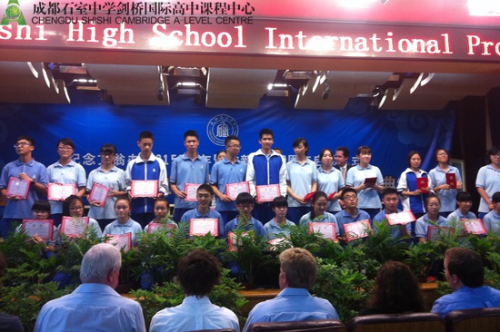 学术校长为全球统考奖学金获得者颁发证书