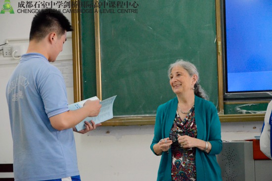 剑桥学生与Leslie互动 