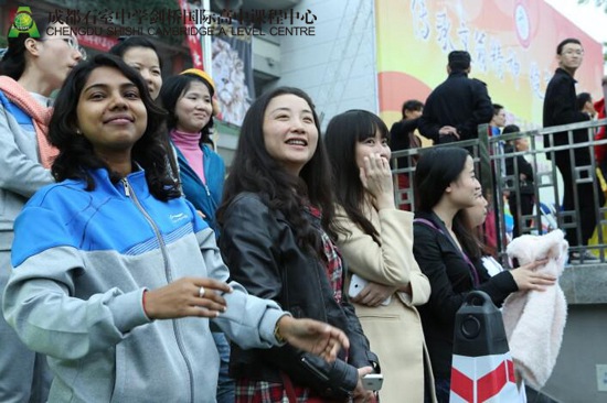 课程中心老师们为同学助威