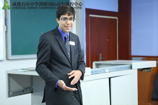 Isthier介绍学校概况并回答学生提问