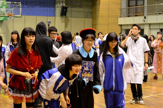 同学们挑战难度系数高的套圈比赛