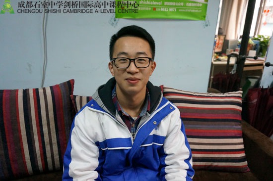 郝心平时在老师面前是一位腼腆的大男孩，学习刻苦，深受老师喜爱。