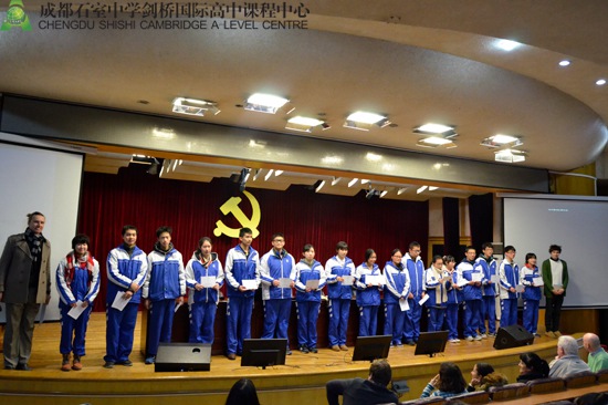 英国高中生数学竞赛（UKMT）金奖获得者合影