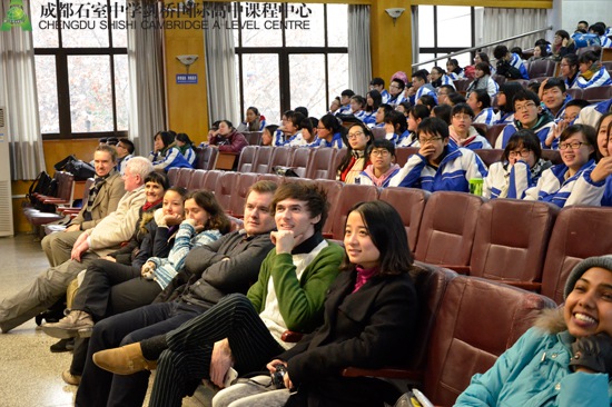大家津津有味地观看同学们为商业学老师录制的视频礼物