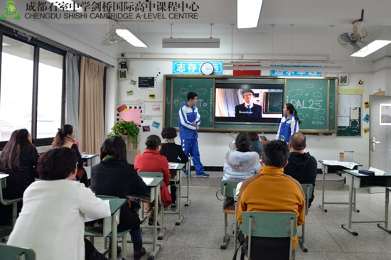 学生代表上台发言及分享本学期活动视频集锦