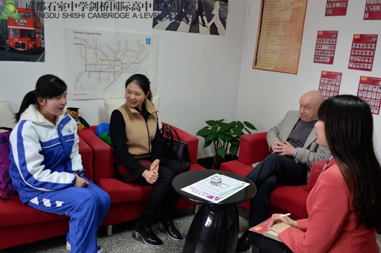 家长与学术校长Andrew Derham谈论孩子在校表现