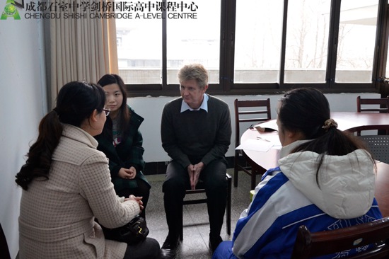 家长与物理/数学老师Julian Taylor交流