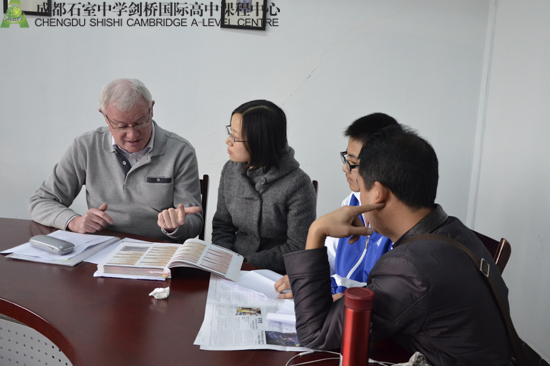 家长与化学老师Paul Mackin就孩子在校情况进行咨询 