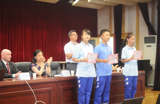 田间校长颁发新生奖学金