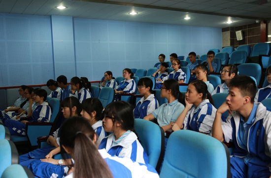 同学们认真听讲座