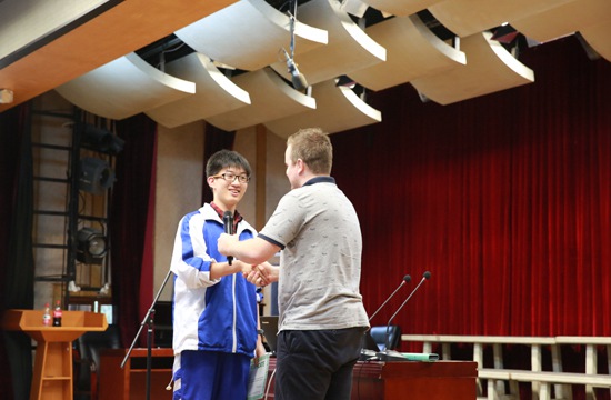 McEleney老师为获奖同学颁奖奖状